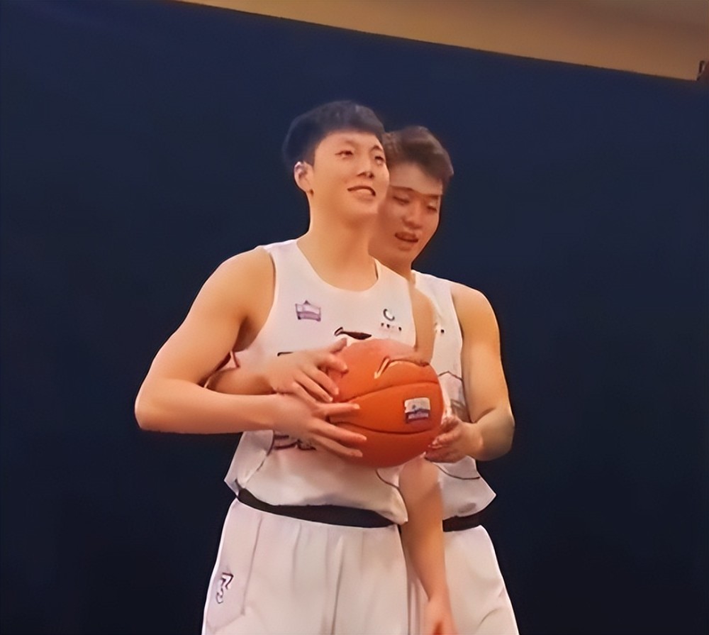 这是真爱赵睿与胡明轩游完重庆又现身成都并曝出穿同款裤子