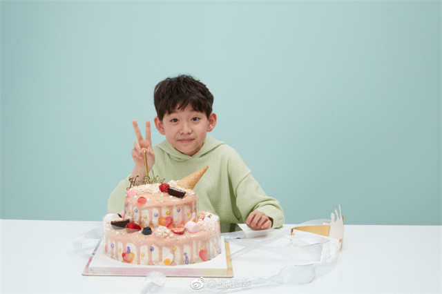 童星张邵勃被曝丑闻,妈妈开劳斯莱斯却欠钱不还,新浪