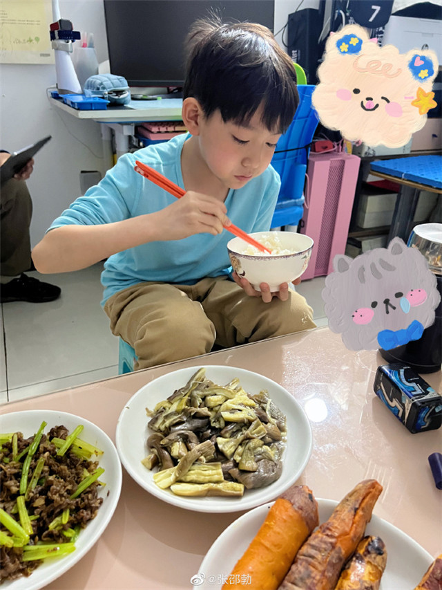 童星张邵勃被曝丑闻,妈妈开劳斯莱斯却欠钱不还,新浪