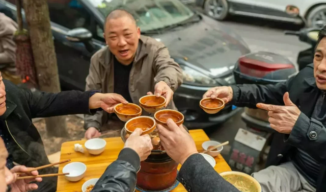 湖北监利早酒,77岁大爷坚持每早1斤白酒,喝完还能去打牌,牛