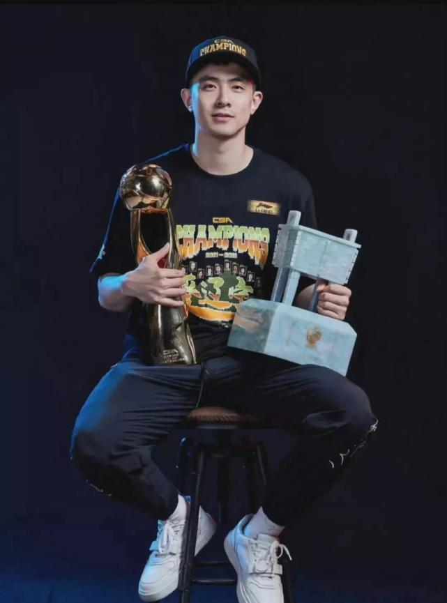 fmvp赵继伟回家,妻子接机,丈母娘门口欢迎,冠军女婿待遇不一般