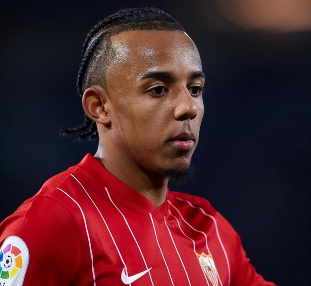 拜利成曼联转会添头,怒斥管理层贪婪,称毁了球员职业生涯