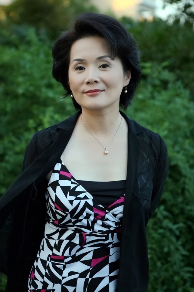 与丈夫双向奔赴恩爱42年,63岁再翻红,今幸福美满|吴冕|高原