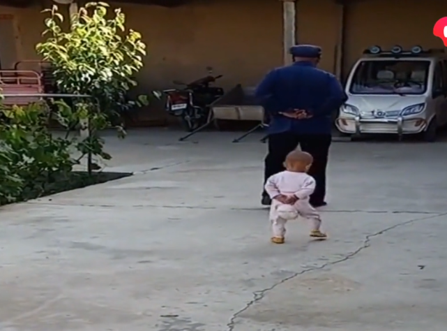 爷爷带大的孩子和自己有多像?表情宛若复制,动作学到精髓!