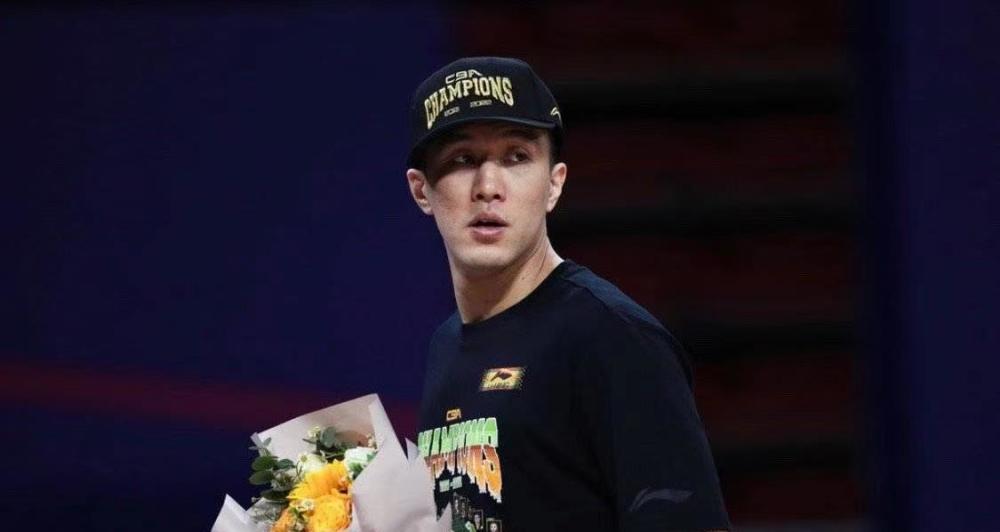 郭艾伦开始恋情身材高挑很年轻身高不及前女友肩部2处纹身