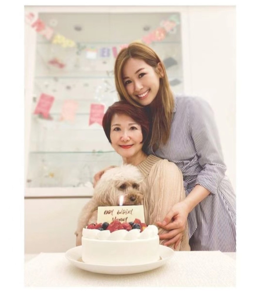 的时候,更多是称她为是实力演员赵希洛,而不单单只是梁小玲的女儿,她