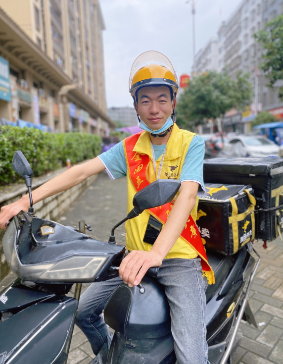 怀着对工作的热爱,陈一文还在这片红色土地上一路前行.