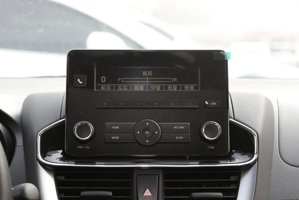 有一个悬浮式中控台的设计,但是中低配版本的致炫x仅配备可显示收音机