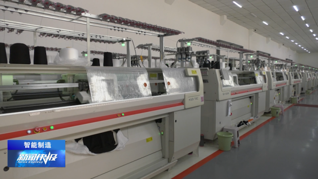 工人们熟练地在设备操作模板的相应位置装上羊绒纱线,机器再根据设定