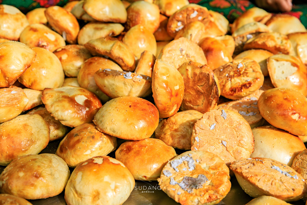具有代表性的一道美味就是新疆烤包子,以和田尤为出名