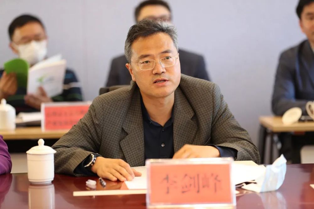 尹旭东,李宁,李剑峰等区领导,昆明呈贡信息产业园区管委会班子成员及