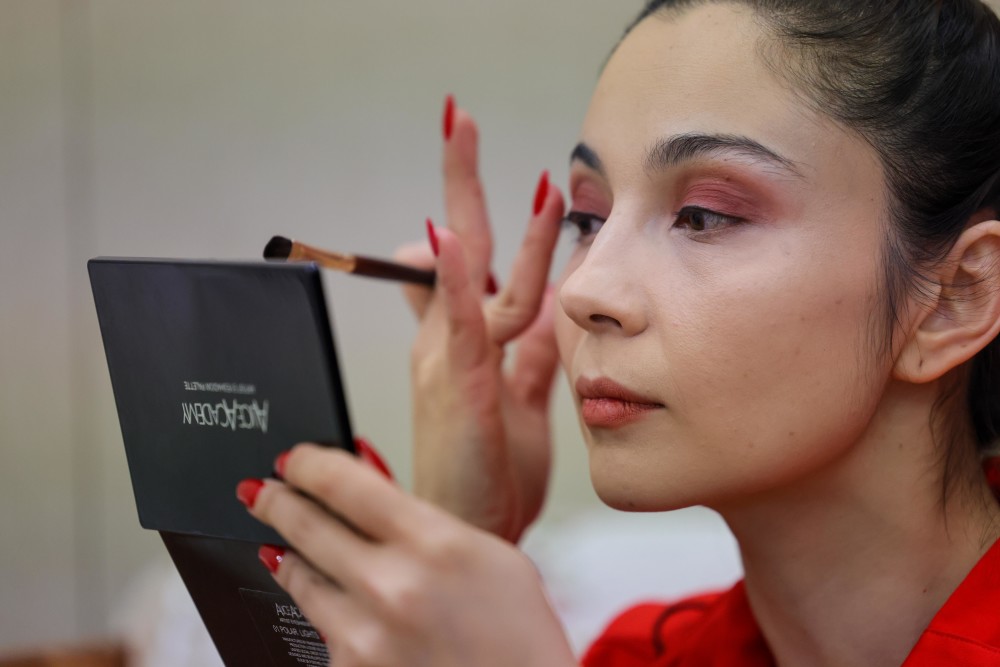 在新疆艺术剧院木卡姆艺术团剧场,演出前马依热·艾买提江在后台化妆