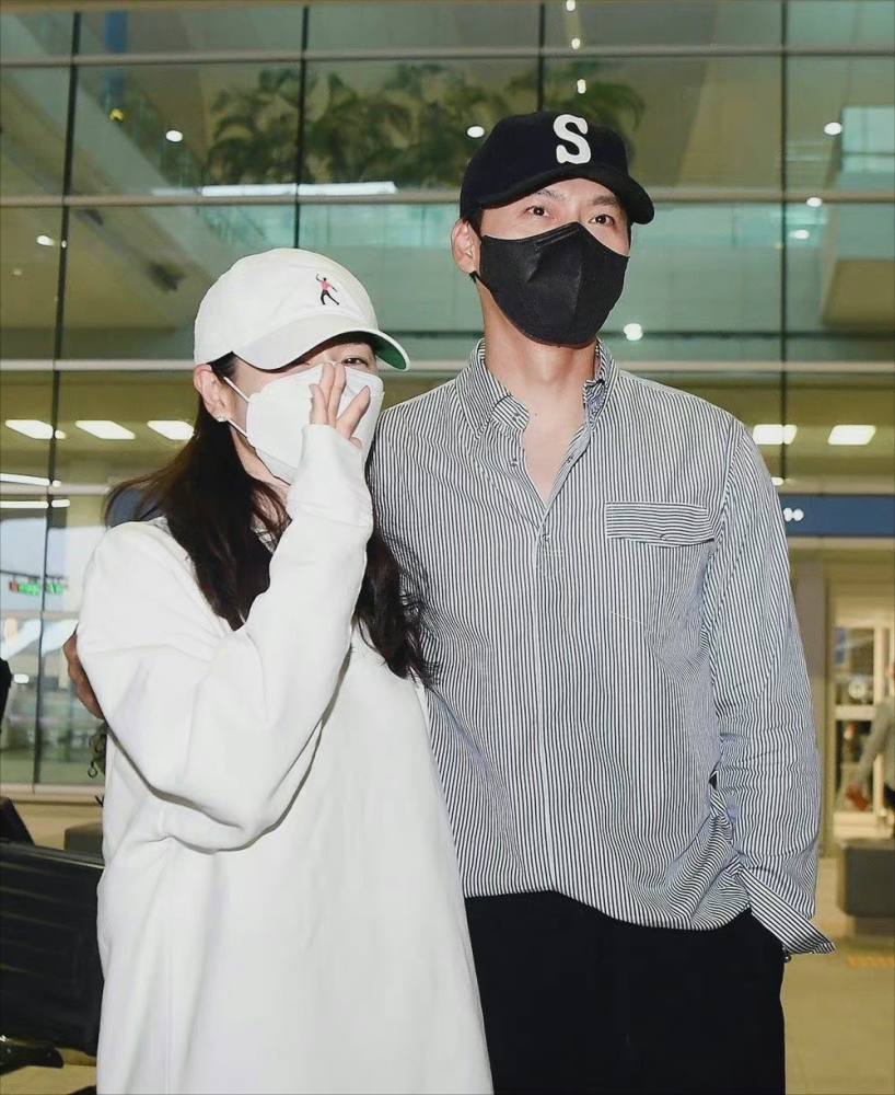 玄彬孙艺珍蜜月旅行后回国机场图搂肩合照超甜蜜状态好好呀