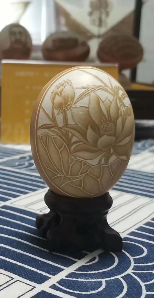临泉董一言小蛋壳雕出大世界