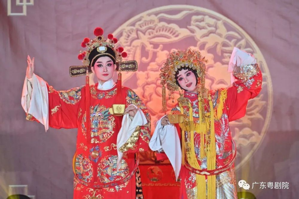 国家二级演员杨静,广东粤剧院优秀青年演员李俐颖则为观众献演经典