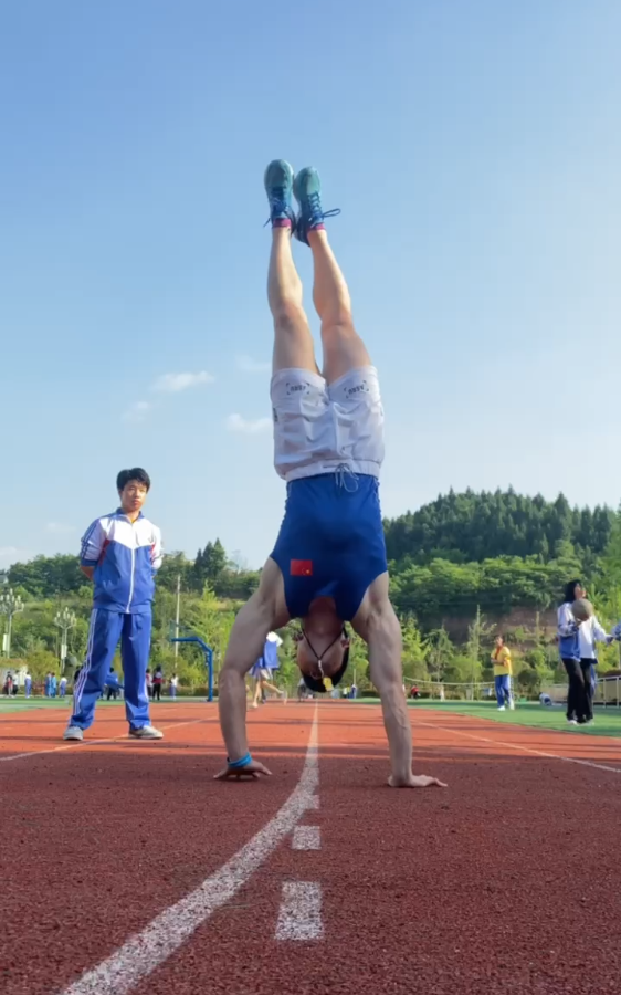 肌肉男倒立挑战刘畊宏健身操,本尊回应太难了,健身都开始内卷了_腾讯