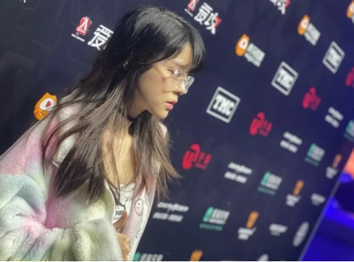 沫子连麦晴小兔一副痴汉脸,自曝看小号偷看小兔穿动物装跳舞