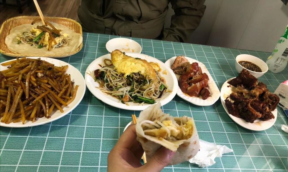 北京无人不知的苍蝇小馆，酱肉配卷饼简直绝了，来吃的全是回头客