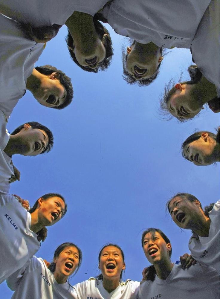 “铿锵玫瑰”刘英基层执教北京小女足：女孩踢球的出路并不窄八十年代高中语文课本