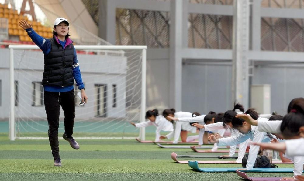 “铿锵玫瑰”刘英基层执教北京小女足：女孩踢球的出路并不窄八十年代高中语文课本