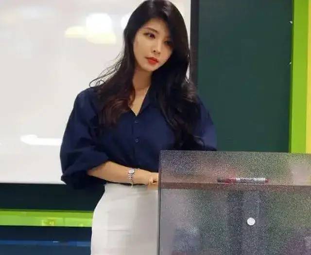 震惊上海一所大学女教师火了长相像ai颜值在线网友纷纷评论好似真人版