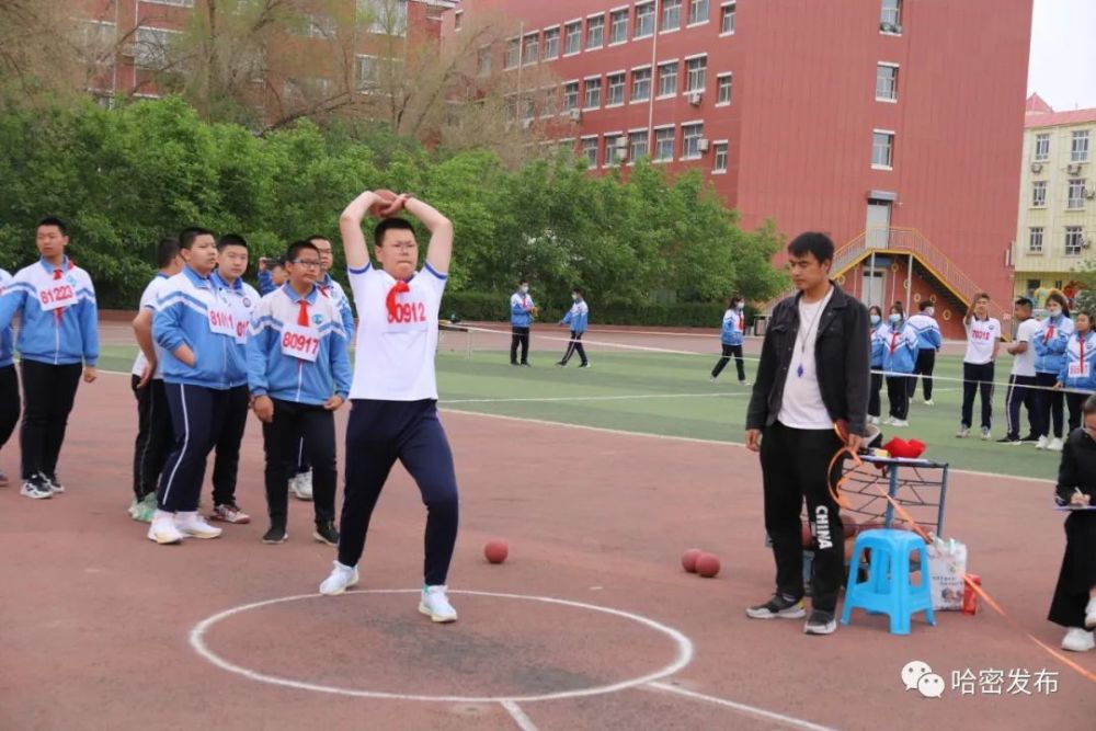 4月28日,哈密市第五中学学生正在参加比赛.