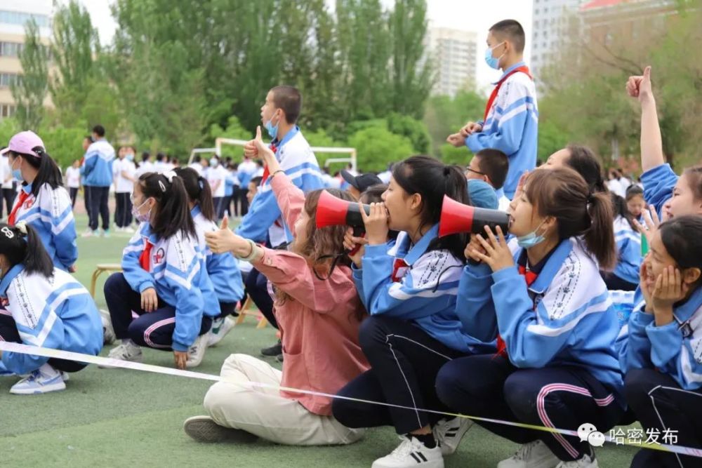 4月28日,哈密市第五中学学生为运动员加油助威.