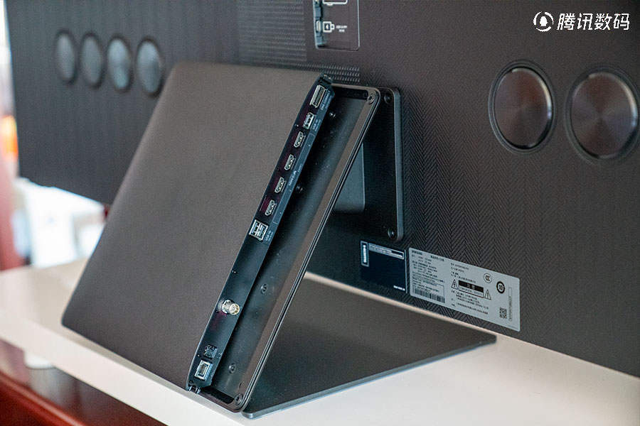 对于这台电视独特的底座设计,这个底座为了兼具稳定和 one connect 集