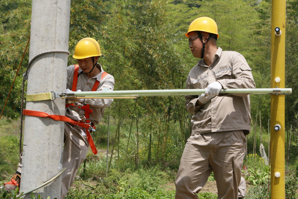 福建浦城首用蜈蚣梯上阵带电作业保供电