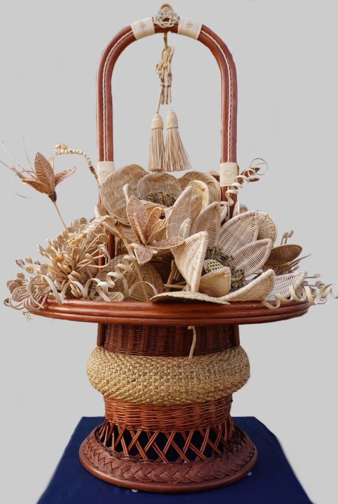 省级工艺美术大师刘培安柳编设计作品柳编带叶葫芦展示柳编箢子展示