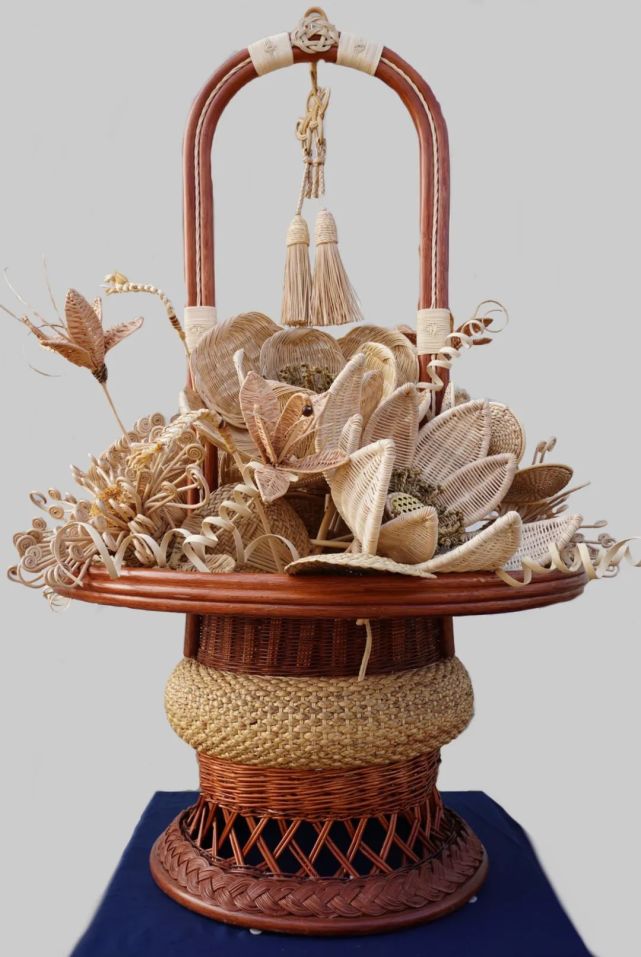 省级工艺美术大师刘培安柳编设计作品柳编带叶葫芦展示柳编箢子展示