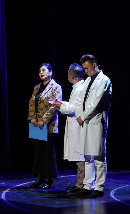 瞎画艺术家天津首演将谐音梗玩到最高级