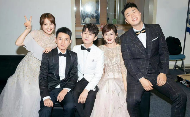 何炅48岁生日,快乐家族无一人送祝福,李维嘉杜海涛已"失业"半年_腾讯