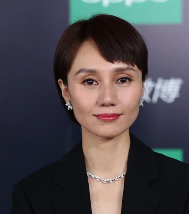 本来眼睛一大,眼周的细纹就容易多,再加上袁泉本身眼窝较深,所以一上