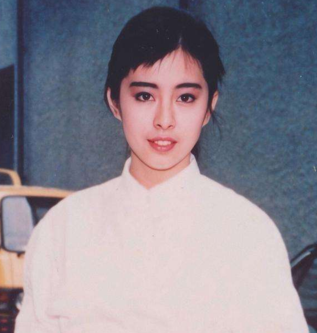 54岁王祖贤被偶遇扎高马尾双眼皮明显身穿海青手拿念佛机