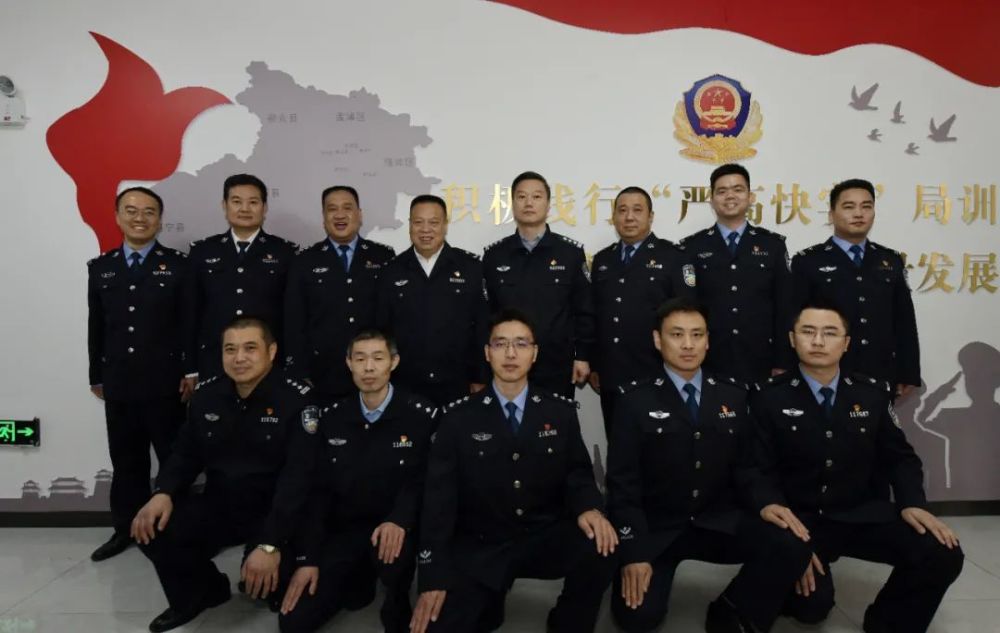 党委委员,政治部主任王朝阳到场参加挂牌活动,共同为"洛阳市公安局