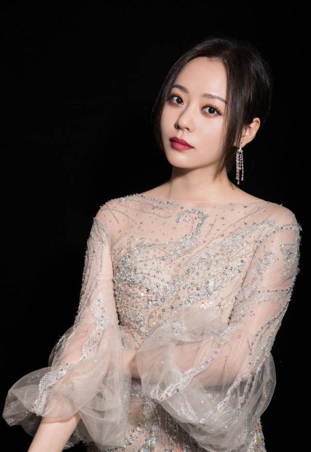 被张靓颖美到了,身穿一袭连衣裙那婀娜多姿的身材甚是迷人,真美_腾讯