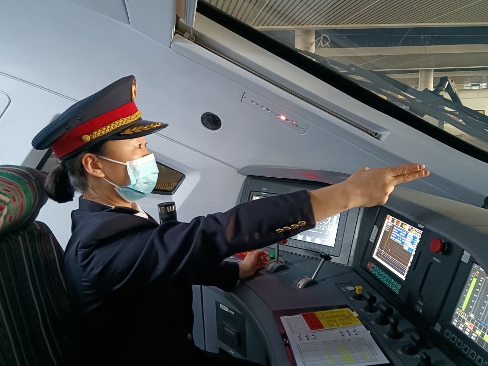 新疆首位动车女司机李全珍的贴地飞行梦