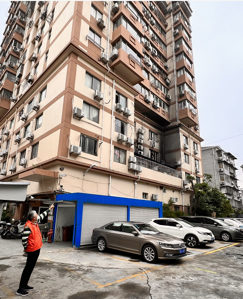 位于静安区洛川东路360号的东方公寓是本轮上海疫情中最早一批被划分