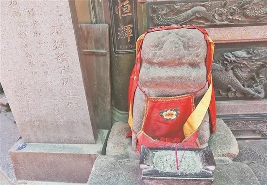 当时有一条"东京大道"横贯其间(即现石狮市区宽仁街馆顶),为了御风雨