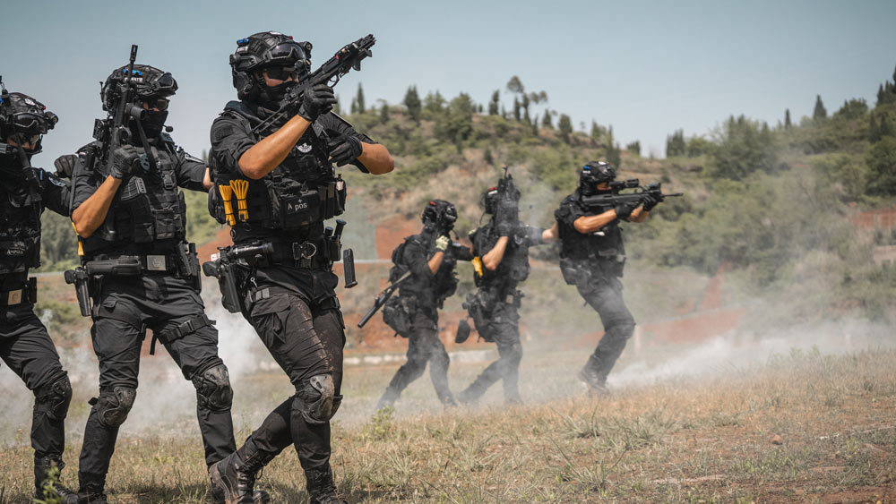 解读重庆特警训练照片武器装备精良训练标准与先进水平看齐