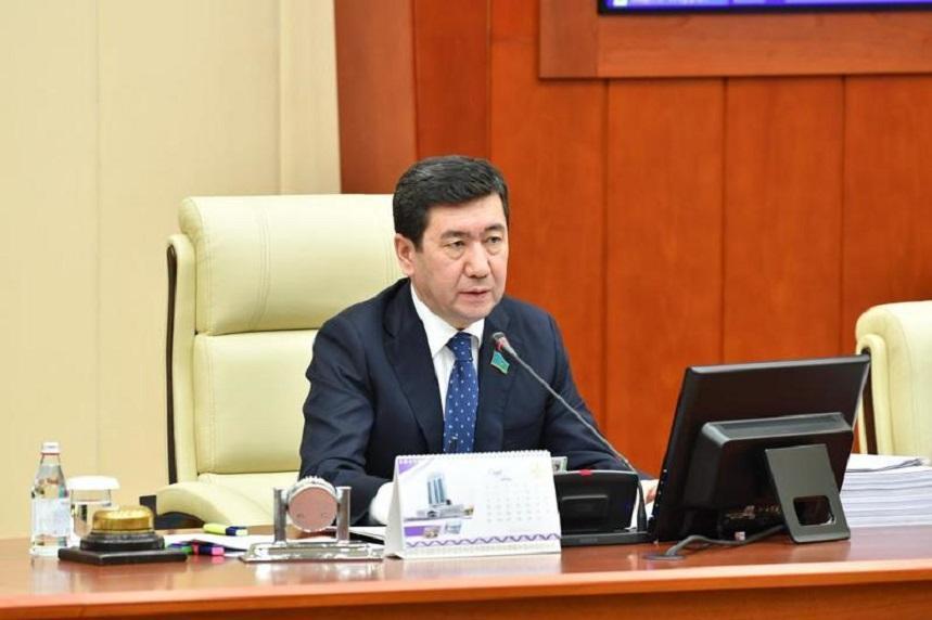 哈萨克斯坦将废止《首任总统法》，纳扎尔巴耶夫会失去哪些特权英语寒假作业答案五上