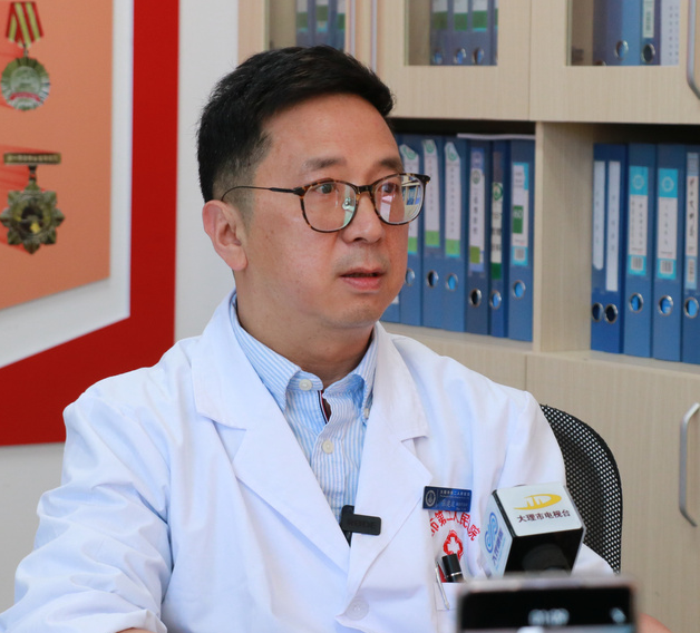 大理·人物|张建波:皮肤科里的 "全能" 医生