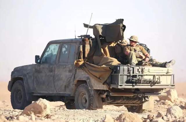 4x4武装皮卡特种部队会经常配合情报人员进入敌占区进行渗透侦察,获取