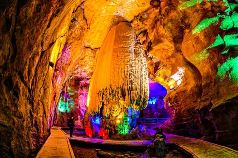 暮春时节,走进天马镇玉门洞景区游客接待中心,锣鼓喧