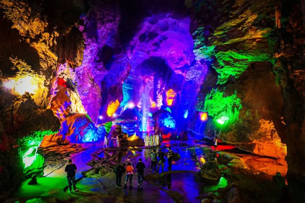 暮春时节,走进天马镇玉门洞景区游客接待中心,锣鼓喧