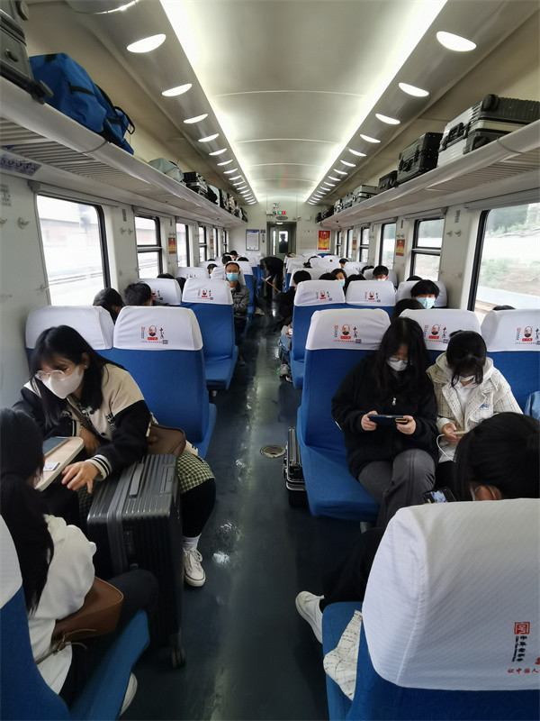 当日17:15,首趟恢复开行的k168/5列车从洛阳火车站缓缓驶出,开往宁波.