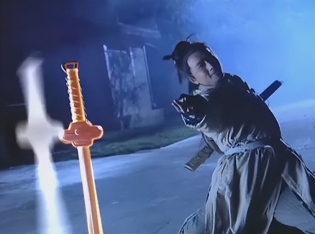 在这众多的角色中,那位"御剑乘风来,除魔天地间"的酒剑仙,他的突然