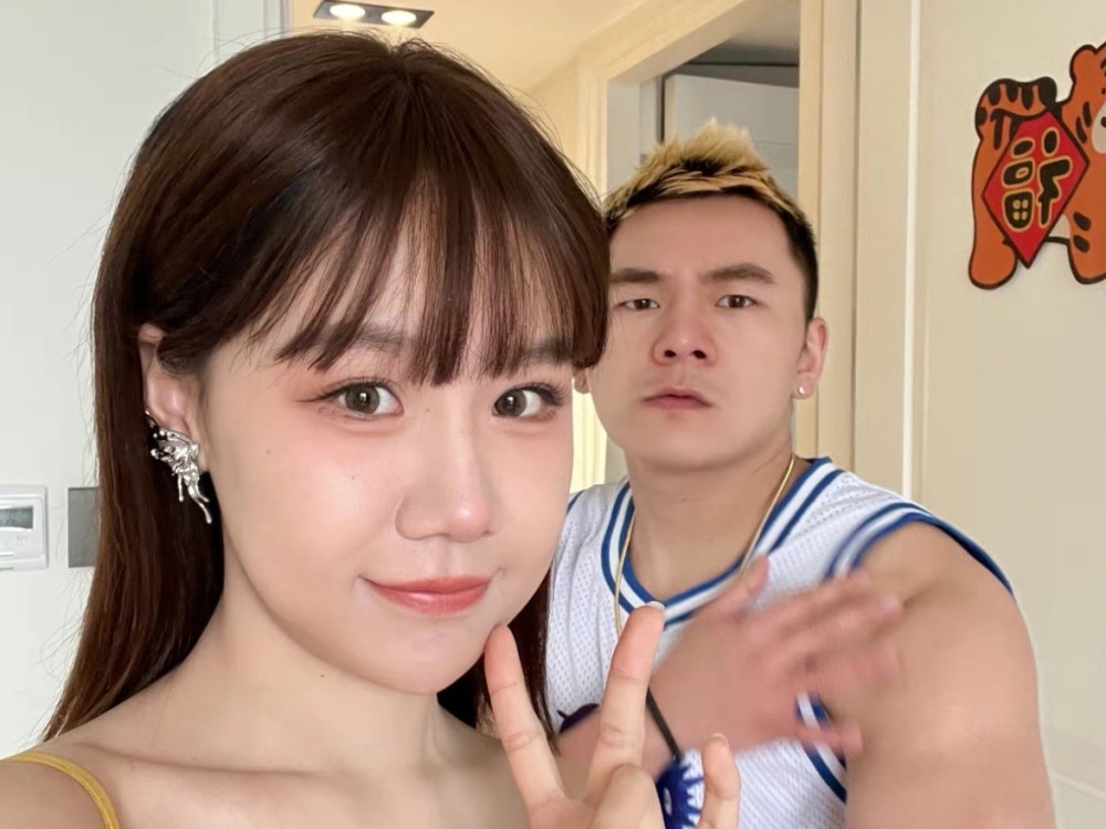 日常内容多是与明星的访谈和时尚穿搭,航仔则是截然不同的画风,账号