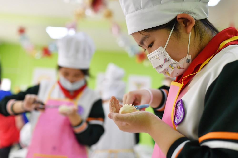 小学生做面点体验劳动快乐